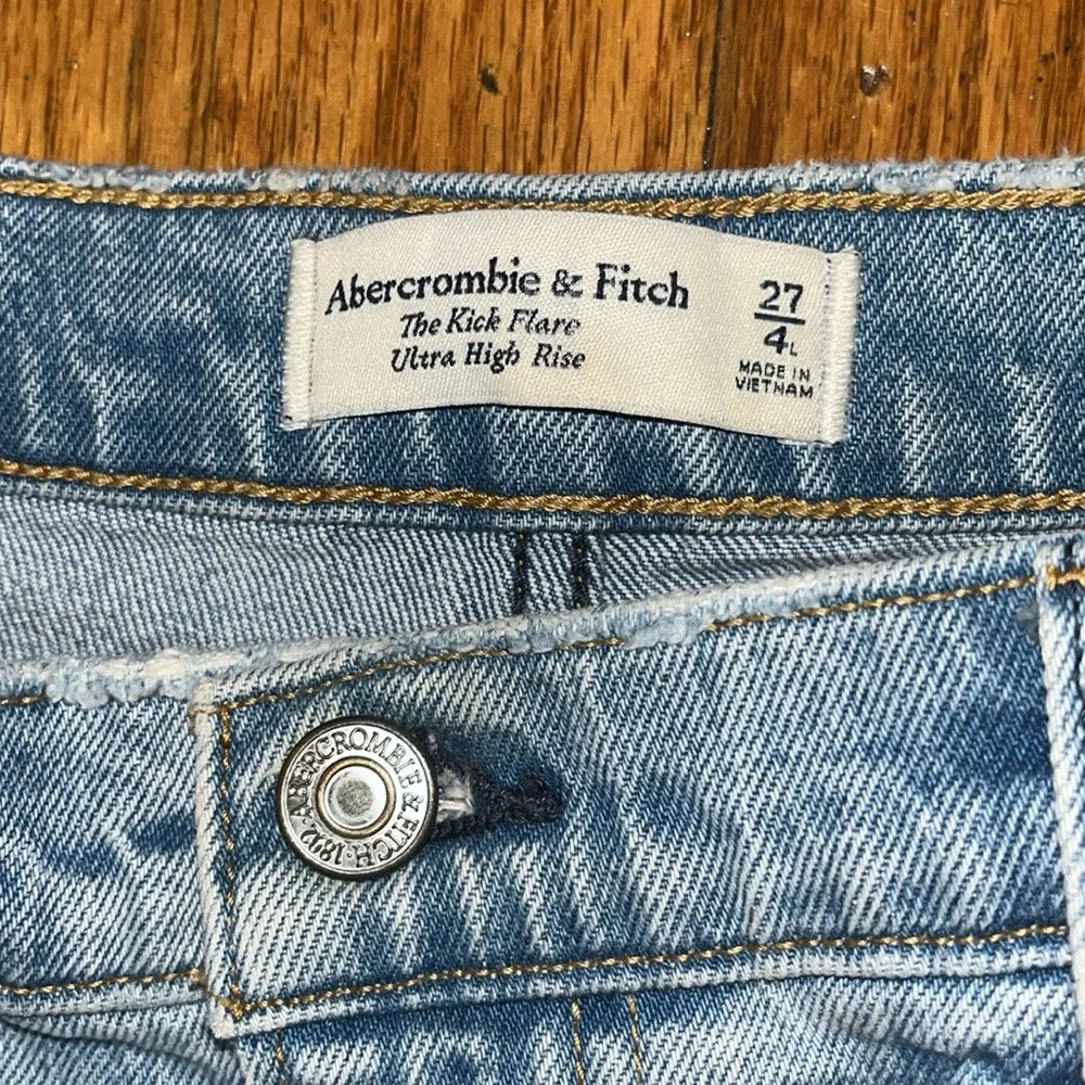 Abercrombie & Fitch The Kick Flare Ultra High Rise Distressed Jeans Size 27 - Picture 5 of 7